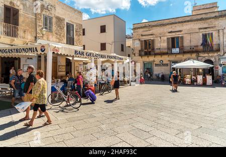 Favignana, Trapani, Italien - 22. September 2016: Touristen besuchen das historische Zentrum der Insel Favignana, Egadi-Inseln im Mittelmeer. Stockfoto