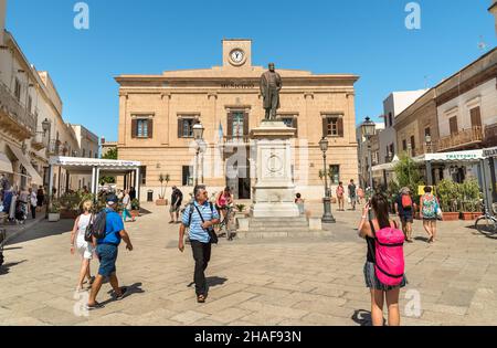 Favignana, Trapani, Italien - 22. September 2016: Touristen besuchen das historische Zentrum der Insel Favignana, Egadi-Inseln im Mittelmeer. Stockfoto