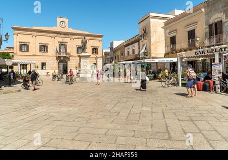 Favignana, Trapani, Italien - 22. September 2016: Touristen besuchen das historische Zentrum der Insel Favignana, Egadi-Inseln im Mittelmeer. Stockfoto