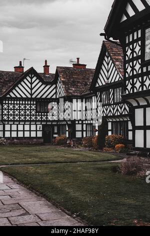 TUDOR Häuser im Wohngebiet Port Sunlight, einem friedlichen Dorf in Merseyside, das von einem viktorianischen Unternehmer gegründet wurde, um seine Fabrikarbeiter zu beherbergen. Stockfoto