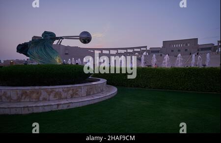 Katara Kulturdorf in Doh, Katar mit der Force of Nature 2 Statue im Vordergrund und dem Amphitheater im Hintergrund Stockfoto