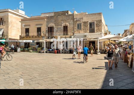 Favignana, Trapani, Italien - 22. September 2016: Touristen besuchen das historische Zentrum der Insel Favignana, Egadi-Inseln im Mittelmeer. Stockfoto