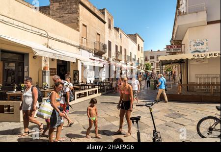 Favignana, Trapani, Italien - 22. September 2016: Touristen besuchen das historische Zentrum der Insel Favignana, Egadi-Inseln im Mittelmeer. Stockfoto