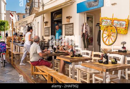 Favignana, Trapani, Italien - 22. September 2016: Touristen genießen das Restaurant im historischen Zentrum der Insel Favignana, Egadi-Inseln in der Medi Stockfoto