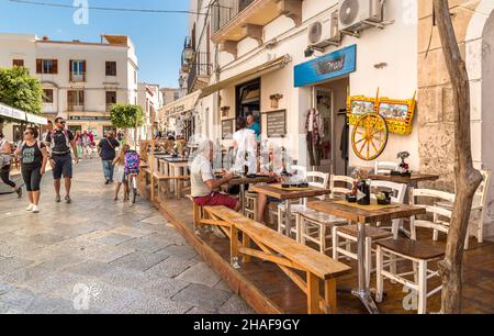 Favignana, Trapani, Italien - 22. September 2016: Touristen genießen das Restaurant im historischen Zentrum der Insel Favignana, Egadi-Inseln in der Medi Stockfoto