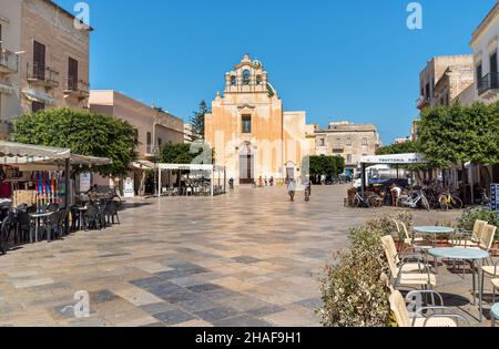 Favignana, Trapani, Italien - 22. September 2016: Touristen besuchen das historische Zentrum der Insel Favignana, Egadi-Inseln im Mittelmeer. Stockfoto