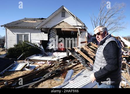 Defiance, Usa. 12th Dez 2021. Der Gouverneur von Missouri, Mike Parson, untersucht ein Haus, das am Sonntag, dem 12. Dezember 2021, während einer Bodentour in Defiance, Missouri, von einem mächtigen Tornado zerstört wurde. Am Freitag, den 10. Dezember 2021, traf ein Tornado die kleine Stadt westlich von St. Louis, zerstörte 25 Häuser und tötete eines. Foto von Bill Greenblatt/UPI Credit: UPI/Alamy Live News Stockfoto