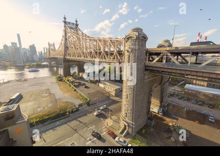 NEW YORK, VEREINIGTE STAATEN - Jul 23, 2018: Ein schöner Blick auf die Queensboro Bridge in Queens, New York, Vereinigte Staaten Stockfoto