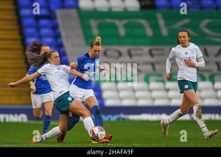 Jade Pennock (Birmingham City #11) kämpft gegen Georgia Stanway (Manchester City no 10 ) für den Ball Während des Womens Super League Spiels zwischen Birmingham City und Manchester City im St Andrews Stadium in Birmingham, England Karl W Newton/Sports Press Photo Stockfoto