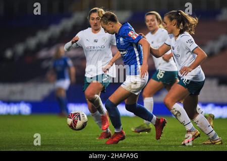 Jade Pennock (Birmingham City #11) kämpft während des Womens Super League Spiels zwischen Birmingham City und Manchester City im St Andrews Stadium in Birmingham, England Karl W Newton/Sports Press Photo Stockfoto