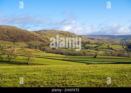 Ein Tag am blauen Himmel über Austwick mit Blick zurück nach Wharfe in den Yorkshire Dales Stockfoto