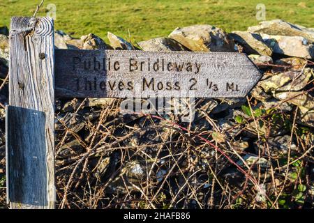 10.12.2021 Austwick, Craven, North Yorkshire, Großbritannien. Fingerpost-Schild, das auf Thieves Moss in der Nähe des Sulber Gate zwischen Ingleborough und Horton in Ribb zeigt Stockfoto