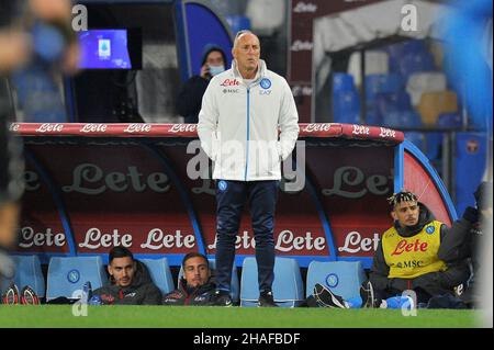 Napoli, Italien. 12th Dez 2021. Marco Domenichini Trainer von Neapel, während des Spiels der italienischen Serie A Meisterschaft zwischen Napoli gegen Empoli Endergebnis Napoli 0, Empoli 1, Spiel im Diego Armando Maradona Stadium gespielt. Napoli, Italien, 12. Dezember 2021. (Foto von Vincenzo Izzo/Sipa USA) Quelle: SIPA USA/Alamy Live News Stockfoto