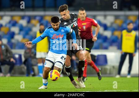 Neapel, Italien. 12th Dez 2021. NEAPEL, ITALIEN - 12. DEZEMBER: Lorenzo Insigne von SSC Napoli und Samuele Ricci vom FC Empoli kämpfen während des Serie-A-Spiels zwischen SSC Napoli und dem FC Empoli im Stadio Diego Armando Maradona am 12. Dezember 2021 in Neapel, Italien (Foto: Ciro Santangelo/Orange Picles) Kredit: Orange Pics BV/Alamy Live News Stockfoto