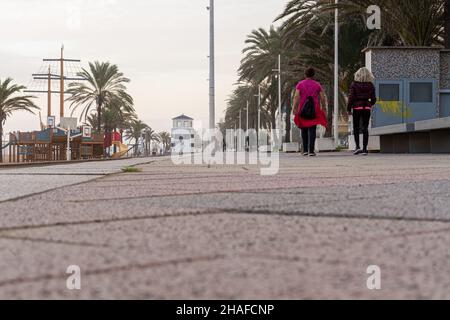 Der Blick auf die Spaziergänger entlang der Strandpromenade von Gandia Stockfoto