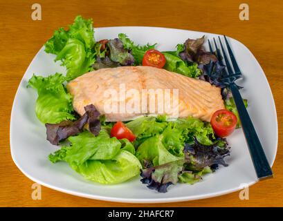 Gebackener Lachs mit gemischtem Gemüse und Tomaten Stockfoto