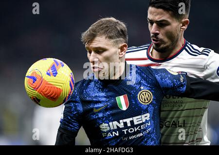 Mailand, Italien. 12th Dez 2021. Nicolò Barella vom FC Internazionale und Andrea Carboni von Cagliari Calcio während des italienischen Serie-A-Meisterschaftsspiel FC Internazionale gegen Cagliari Calcio im San Siro Stadium, Mailand, Italien am 12. Dezember 2021 Credit: Piero Cruciatti/Alamy Live News Stockfoto