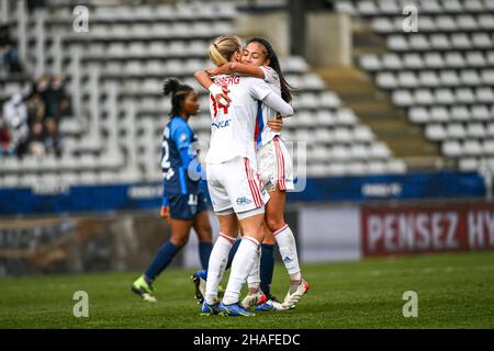 Paris, Frankreich. 12th Dez 2021. Ada Hegerberg und Selma Bacha von Olympique Lyonnais während der französischen Frauenmeisterschaft, D1 Arkema Fußballspiel zwischen dem FC Paris und Olympique Lyonnais (OL) am 12. Dezember 2021 im Charlety Stadium in Paris, Frankreich. Foto von Victor Joly/ABACAPRESS.COM Quelle: Victor Joly/Alamy Live News Stockfoto