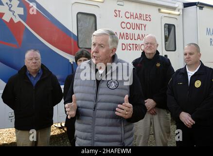 Defiance, Usa. 12th Dez 2021. Der Gouverneur von Missouri, Mike Parson, steht mit dem Notfallpersonal zusammen und macht seine Bemerkungen, nachdem er am Sonntag, dem 12. Dezember 2021, in Defiance, Missouri, eine Tour durch Tornadoschäden am Boden durchgeführt hatte. Am Freitag, den 10. Dezember 2021, traf ein Tornado die kleine Stadt westlich von St. Louis, zerstörte 25 Häuser und tötete eines. Foto von Bill Greenblatt/UPI Credit: UPI/Alamy Live News Stockfoto