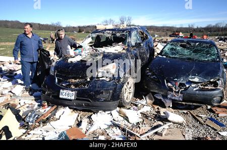 Defiance, Usa. 12th Dez 2021. Die Hausbesitzer Rich und Marcia Vance holen sich ihre Habseligkeiten in der Nähe ihres Hauses, das am Sonntag, dem 12. Dezember 2021, von einem mächtigen Tornado in Defiance, Missouri, zerstört wurde. Am Freitag, den 10. Dezember 2021, traf ein Tornado die kleine Stadt westlich von St. Louis, zerstörte 25 Häuser und tötete eines. Foto von Bill Greenblatt/UPI Credit: UPI/Alamy Live News Stockfoto