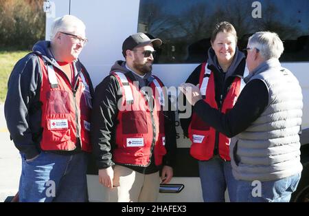 Defiance, Usa. 12th Dez 2021. Der Gouverneur von Missouri, Mike Parson (R), spricht mit Mitgliedern des amerikanischen Roten Kreuzes nach einer Bodentour durch Tornado Damaged Defiance, Missouri, am Sonntag, dem 12. Dezember 2021. Am Freitag, den 10. Dezember 2021, traf ein Tornado die kleine Stadt westlich von St. Louis, zerstörte 25 Häuser und tötete eines. Foto von Bill Greenblatt/UPI Credit: UPI/Alamy Live News Stockfoto