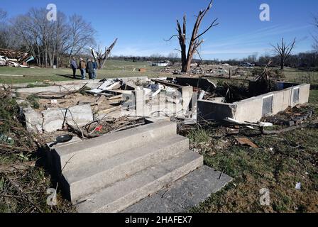 Defiance, Usa. 12th Dez 2021. Familienmitglieder versammeln sich am Sonntag, dem 12. Dezember 2021, in Defiance, Missouri, in einem Haus, das von einem mächtigen Tornado von seinem Fundament geblasen wurde. Am Freitag, den 10. Dezember 2021, traf ein Tornado die kleine Stadt westlich von St. Louis, zerstörte 25 Häuser und tötete eines in diesem Haus. Foto von Bill Greenblatt/UPI Credit: UPI/Alamy Live News Stockfoto