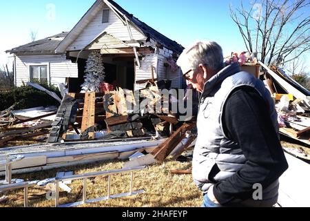 Defiance, Usa. 12th Dez 2021. Der Gouverneur von Missouri, Mike Parson, untersucht ein Haus, das am Sonntag, dem 12. Dezember 2021, während einer Bodentour in Defiance, Missouri, von einem mächtigen Tornado zerstört wurde. Am Freitag, den 10. Dezember 2021, traf ein Tornado die kleine Stadt westlich von St. Louis, zerstörte 25 Häuser und tötete eines. Foto von Bill Greenblatt/UPI Credit: UPI/Alamy Live News Stockfoto