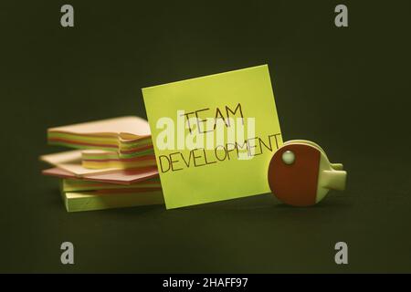 Handschrift Zeichen Team Development. Konzeptfoto Erfahren Sie, warum und wie sich kleine Gruppen im Laufe der Zeit mit Diagrammen verschiedenen Sammelbüros verändern Stockfoto