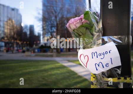 Am Tag nach dem Tod des ehemaligen Bürgermeisters von Toronto hinterließen Blumen am Mel Lastman Square in Toronto, Ontario. Stockfoto