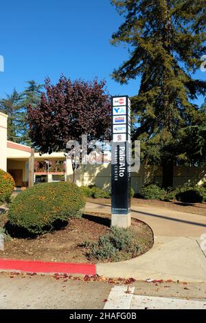 Melden Sie sich im intermodalen Palo Alto Transit Center mit den Namen der verfügbaren öffentlichen Verkehrsmittel an: SamTrans, Caltrain, VTA, Dumbarton Express. Stockfoto