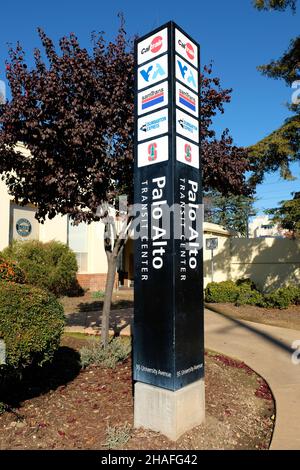 Melden Sie sich im intermodalen Palo Alto Transit Center mit den Namen der verfügbaren öffentlichen Verkehrsmittel an: SamTrans, Caltrain, VTA, Dumbarton Express. Stockfoto