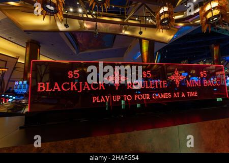 Schild für Blackjack Roulette Tisch im Sky Convention Center im Mohegan Sun Casino, Montville, CT., USA. Stockfoto