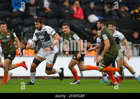 Swansea, Großbritannien. 12th Dez 2021. Blood de Jäger von Sale Sharks macht eine Pause. Heineken Champions Cup Rugby, Ospreys V Sale Sharks im Swansea.com Stadion in Swansea, South Wales am Sonntag, 12th. Dezember 2021. PIC by Andrew Orchard/Andrew Orchard Sports Photography/Alamy Live News Credit: Andrew Orchard Sports Photography/Alamy Live News Stockfoto