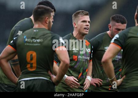 Swansea, Großbritannien. 12th Dez 2021. Gareth Anscombe von Ospreys (c) schaut zu. Heineken Champions Cup Rugby, Ospreys V Sale Sharks im Swansea.com Stadion in Swansea, South Wales am Sonntag, 12th. Dezember 2021. PIC by Andrew Orchard/Andrew Orchard Sports Photography/Alamy Live News Credit: Andrew Orchard Sports Photography/Alamy Live News Stockfoto