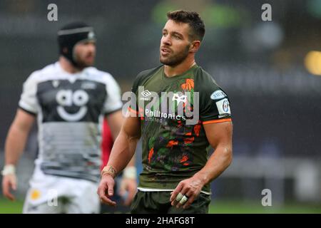 Swansea, Großbritannien. 12th Dez 2021. Rhys Webb von Ospreys schaut weiter. Heineken Champions Cup Rugby, Ospreys V Sale Sharks im Swansea.com Stadion in Swansea, South Wales am Sonntag, 12th. Dezember 2021. PIC by Andrew Orchard/Andrew Orchard Sports Photography/Alamy Live News Credit: Andrew Orchard Sports Photography/Alamy Live News Stockfoto