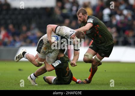 Swansea, Großbritannien. 12th Dez 2021. Dan du Preez von Sale Sharks wird angegangen. Heineken Champions Cup Rugby, Ospreys V Sale Sharks im Swansea.com Stadion in Swansea, South Wales am Sonntag, 12th. Dezember 2021. PIC by Andrew Orchard/Andrew Orchard Sports Photography/Alamy Live News Credit: Andrew Orchard Sports Photography/Alamy Live News Stockfoto