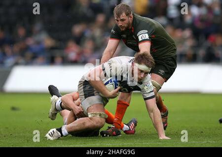 Swansea, Großbritannien. 12th Dez 2021. Dan du Preez von Sale Sharks wird angegangen. Heineken Champions Cup Rugby, Ospreys V Sale Sharks im Swansea.com Stadion in Swansea, South Wales am Sonntag, 12th. Dezember 2021. PIC by Andrew Orchard/Andrew Orchard Sports Photography/Alamy Live News Credit: Andrew Orchard Sports Photography/Alamy Live News Stockfoto