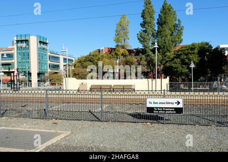 Schild an den Bahnschienen des Palo Alto Transit Center, die nach San Jose, Gilroy und San Francisco zeigen, damit Pendler in Züge einsteigen können. Stockfoto