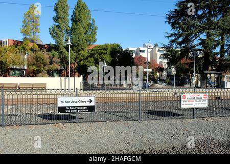 Schild an den Bahnschienen des Palo Alto Transit Center, die nach San Jose, Gilroy und San Francisco zeigen, damit Pendler in Züge einsteigen können. Stockfoto