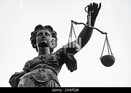 Symbol der Justizia Figur in Frankfurt isoliert auf hellem Hintergrund Stockfoto