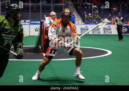 11. Dezember 2021: Buffalo Bandits Transitional Ryland Rees (17) wacht im ersten Quartal über einen Rochester Knighthawks-Spieler. Die Rochester Knighthawks veranstalteten die Buffalo Bandits in einem Spiel der National Lacrosse League in der Blue Cross Arena in Rochester, New York. (Jonathan Tenca/CSM) Stockfoto