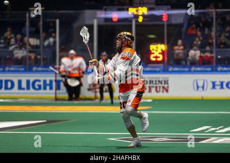 11. Dezember 2021: Buffalo Bandits-Verteidiger Nick Weiss (20) macht im zweiten Quartal einen Pass gegen die Rochester Knighthawks. Die Rochester Knighthawks veranstalteten die Buffalo Bandits in einem Spiel der National Lacrosse League in der Blue Cross Arena in Rochester, New York. (Jonathan Tenca/CSM) Stockfoto