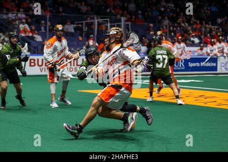 11. Dezember 2021: Buffalo Bandits-Stürmer Tehoka Nanticoke (1) bringt im zweiten Quartal gegen die Rochester Knighthawks den Ball ins Netz. Die Rochester Knighthawks veranstalteten die Buffalo Bandits in einem Spiel der National Lacrosse League in der Blue Cross Arena in Rochester, New York. (Jonathan Tenca/CSM) Stockfoto