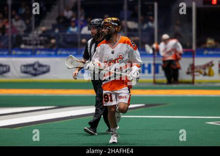 11. Dezember 2021: Buffalo Bandits Forward Kyle Buchanan (91) wird im zweiten Quartal in der Zone Rochester Knighthawks positioniert. Die Rochester Knighthawks veranstalteten die Buffalo Bandits in einem Spiel der National Lacrosse League in der Blue Cross Arena in Rochester, New York. (Jonathan Tenca/CSM) Stockfoto