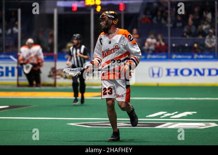 11. Dezember 2021: Buffalo Bandits Verteidiger Steve Priolo (23) trägt den Ball in die Rochester Knighthawks Ende im zweiten Quartal.die Rochester Knighthawks Gastgeber der Buffalo Bandits in einem National Lacrosse League Spiel in der Blue Cross Arena in Rochester, New York. (Jonathan Tenca/CSM) Stockfoto