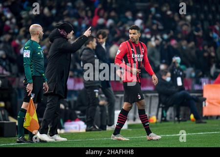 Friuli - Stadion Dacia Arena, Udine, Italien, 11. Dezember 2021, Mailands Cheftrainer Stefano Pioli spricht während der Udinese Calci mit dem Mailänder Junior Messia Stockfoto