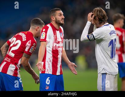 Estadio Santiago Bernabeu, Madrid, Spanien. 12th Dez 2021. La Liga Santander, Real Madrid CF versus Club Atletico Madrid; Koke und Luka Modric Kredit: Action Plus Sports/Alamy Live News Stockfoto