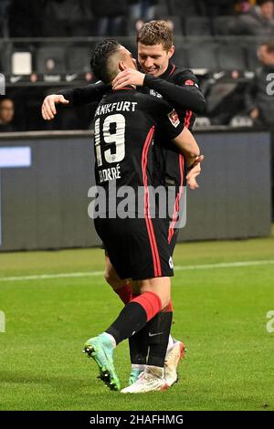 Frankfurt, Deutschland. 12th Dez 2021. Kristijan Jakic (R) aus Frankfurt feiert mit seinem Teamkollegen Rafael Borre beim Bundesliga-Fußballspiel der 1. Liga zwischen Eintracht Frankfurt und Bayer 04 Leverkusen in Frankfurt am 12. Dezember 2021 einen Torschuss. Quelle: Ulrich Hufnagel/Xinhua/Alamy Live News Stockfoto