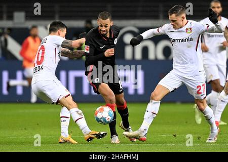 Frankfurt, Deutschland. 12th Dez 2021. Djibril Sow (C) aus Frankfurt bricht beim Bundesligaspiel der ersten Liga zwischen Eintracht Frankfurt und Bayer 04 Leverkusen in Frankfurt am 12. Dezember 2021 durch. Quelle: Ulrich Hufnagel/Xinhua/Alamy Live News Stockfoto