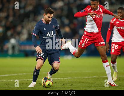 Paris, Frankreich. 12th Dez 2021. Lionel Messi (L) aus Paris Saint-Germain steht mit Jean Lucas De Souza Oliveira (C) aus Monaco während des Ligue 1-Spiels zwischen Paris Saint-Germain und Monaco am 12. Dezember 2021 in Paris, Frankreich, gegenüber. Quelle: Xinhua/Alamy Live News Stockfoto